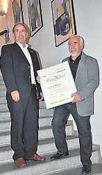 Auszeichnung für Gerhard Messner (rechts). Aus den Händen von Handwerkskammerpräsident Gotthard Reiner erhielt der  Trossinger den Goldenen Meisterbrief. Foto: Hans-Martin Nester